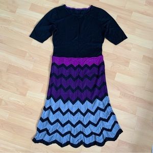 Black and Purple Midi Short Sleeve Knit Dress with Tulip Hem